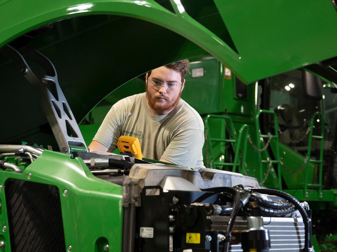 diesel tech - john deere ag tech student